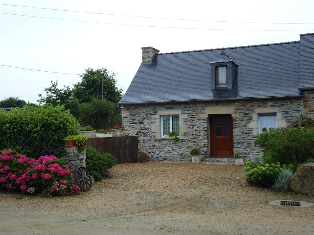 Les Gites De Kerroyal Garlan Exterior photo