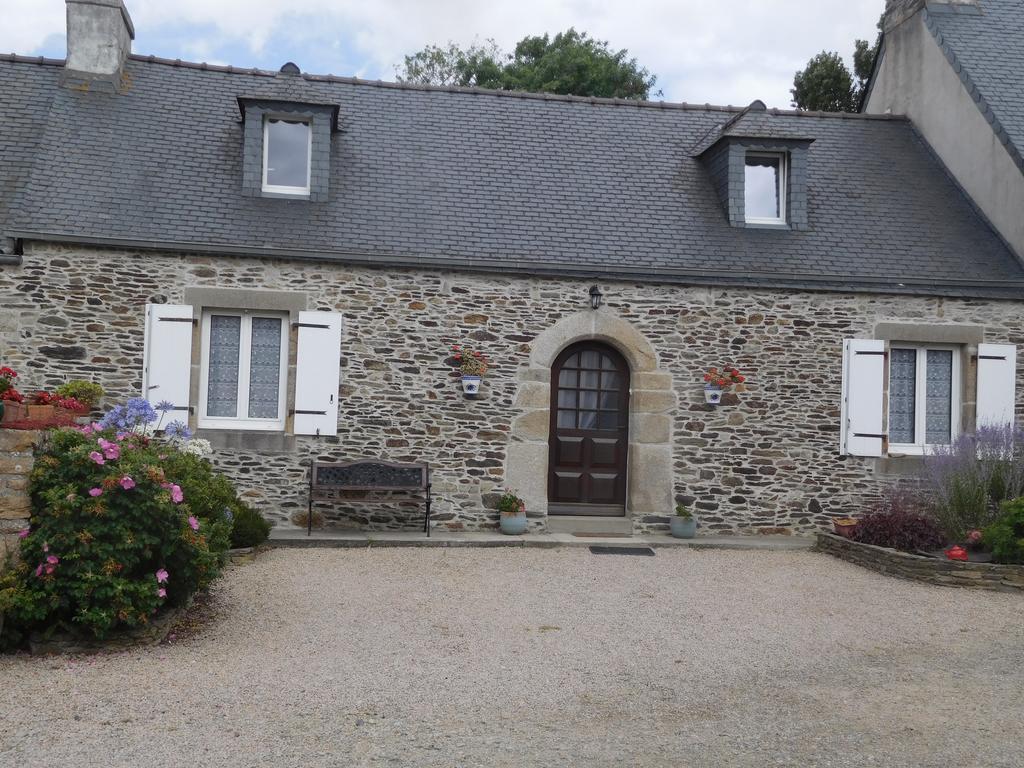 Les Gites De Kerroyal Garlan Exterior photo