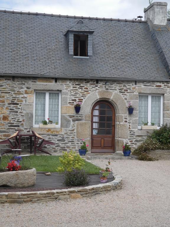 Les Gites De Kerroyal Garlan Exterior photo