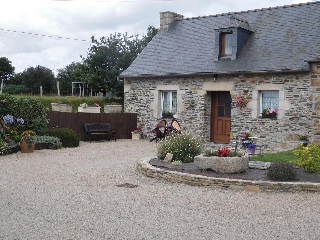 Les Gites De Kerroyal Garlan Exterior photo