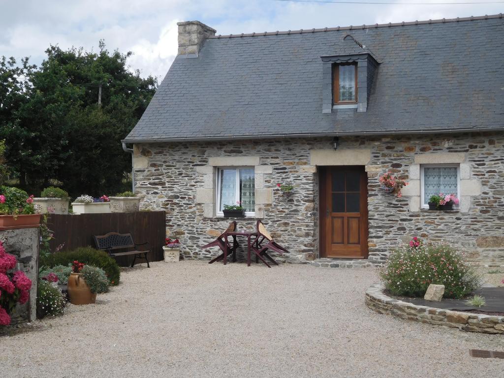 Les Gites De Kerroyal Garlan Exterior photo